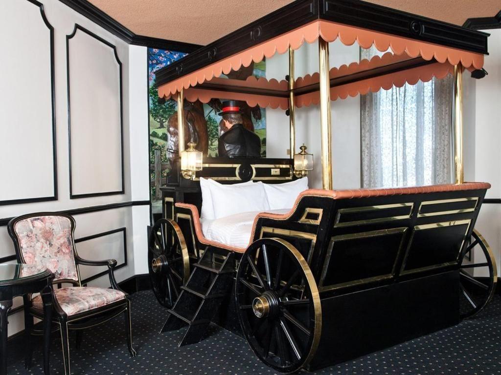 Fantasyland Hotel Эдмонтон Экстерьер фото