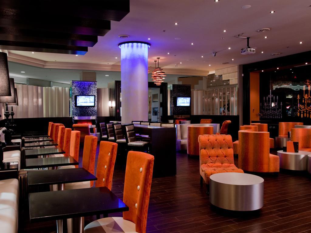 Fantasyland Hotel Эдмонтон Экстерьер фото