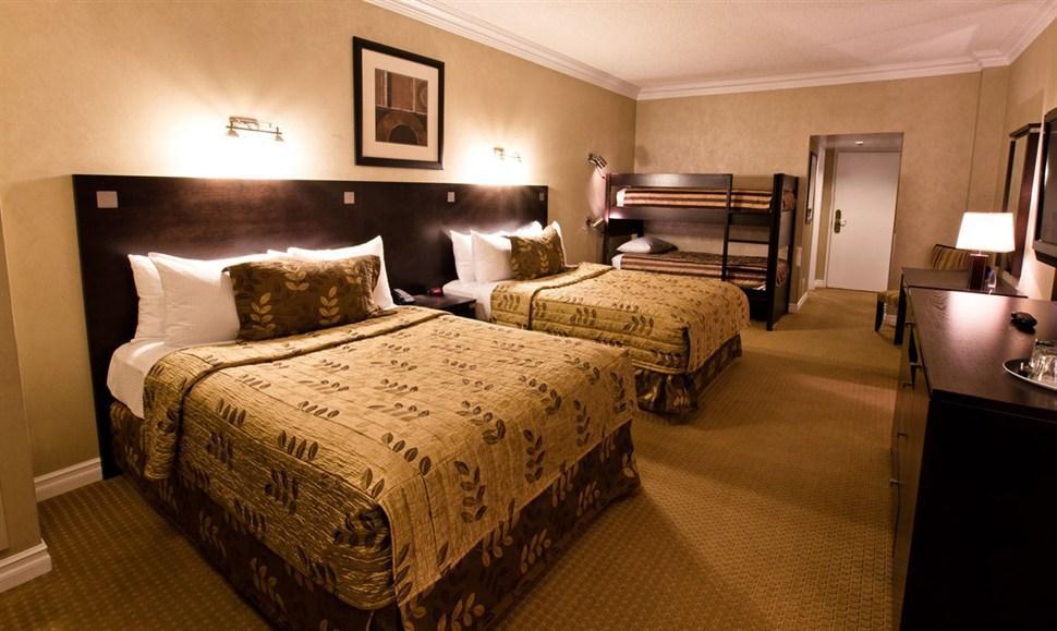 Fantasyland Hotel Эдмонтон Экстерьер фото