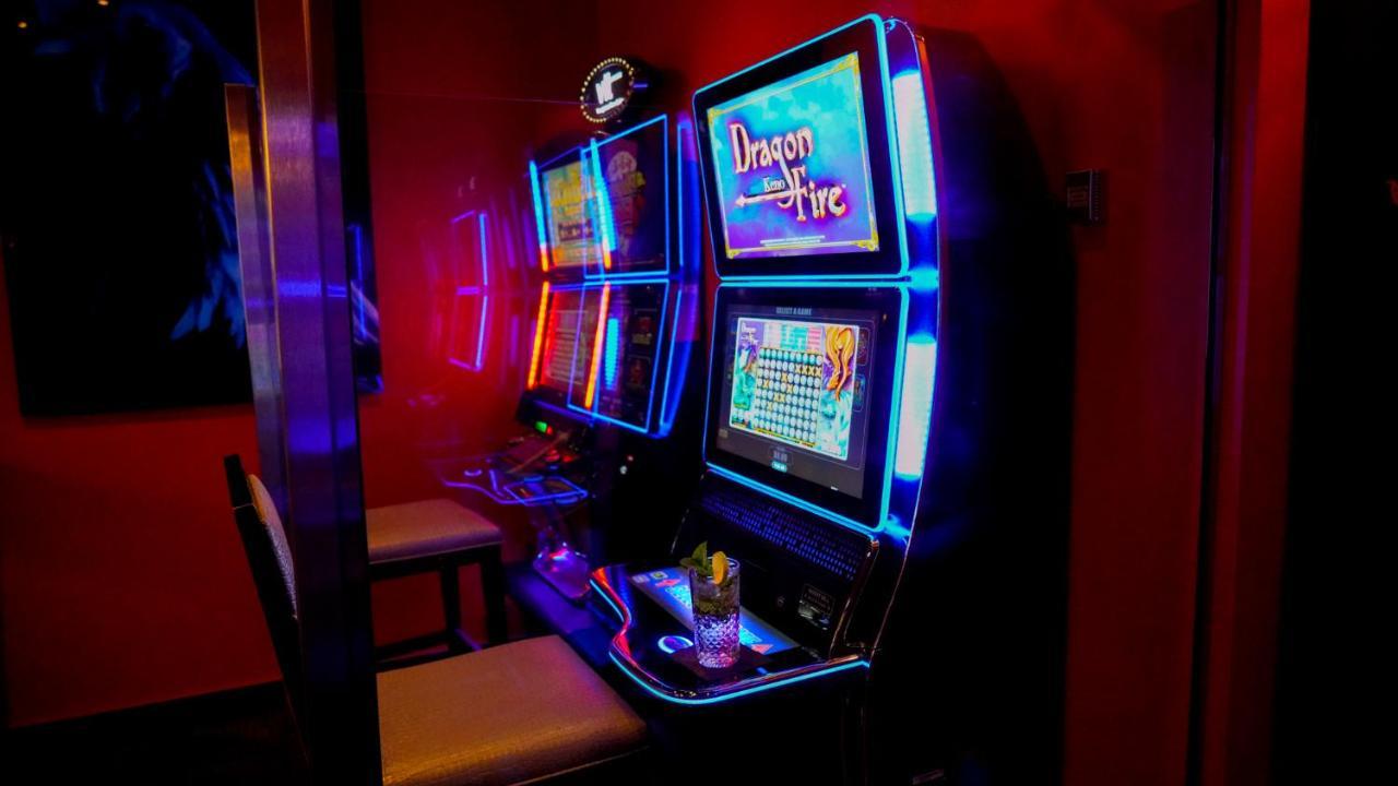 Fantasyland Hotel Эдмонтон Экстерьер фото