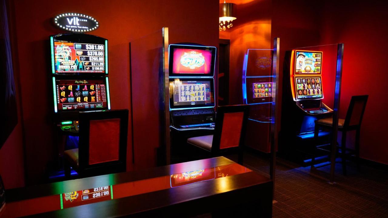 Fantasyland Hotel Эдмонтон Экстерьер фото
