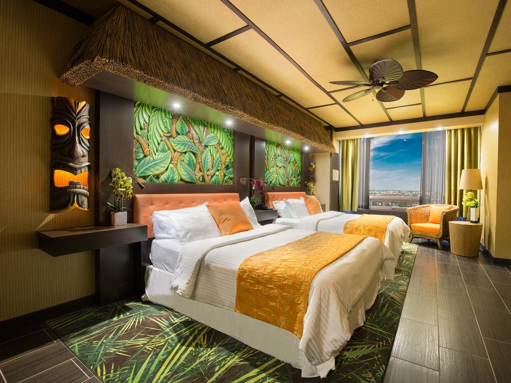 Fantasyland Hotel Эдмонтон Экстерьер фото