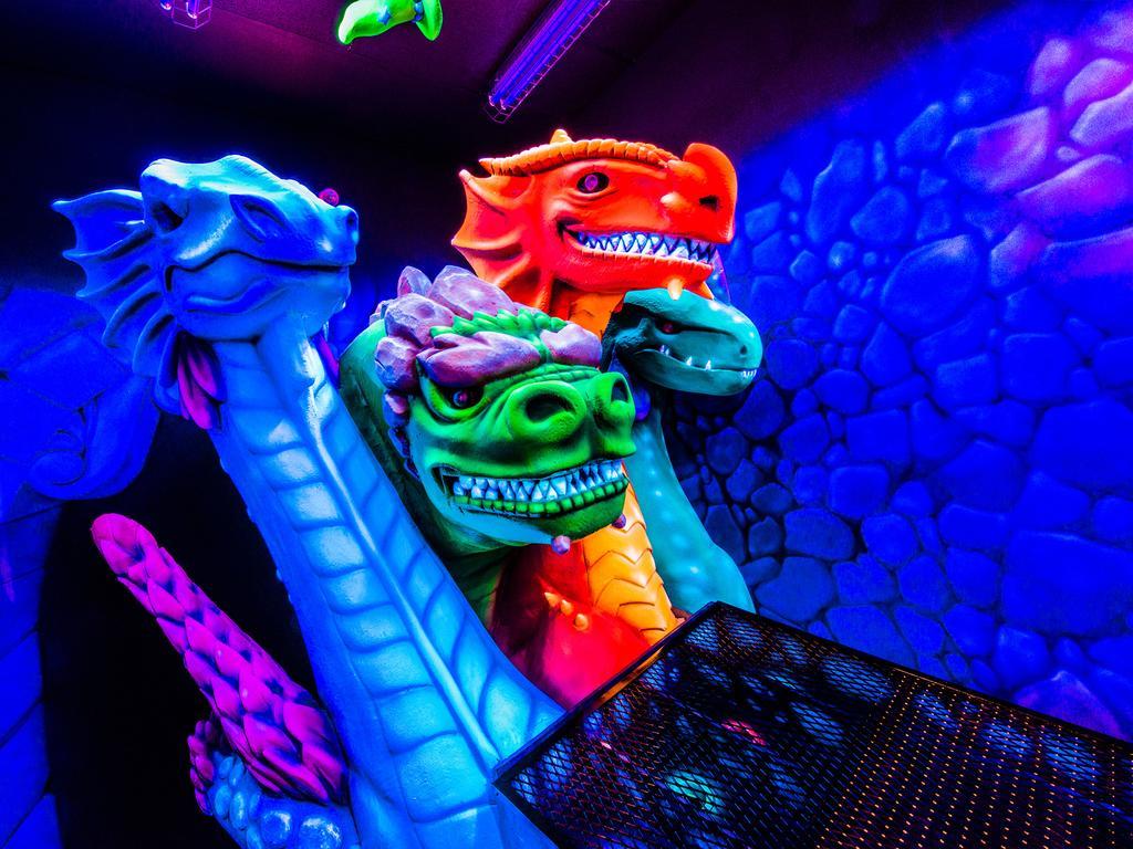 Fantasyland Hotel Эдмонтон Экстерьер фото