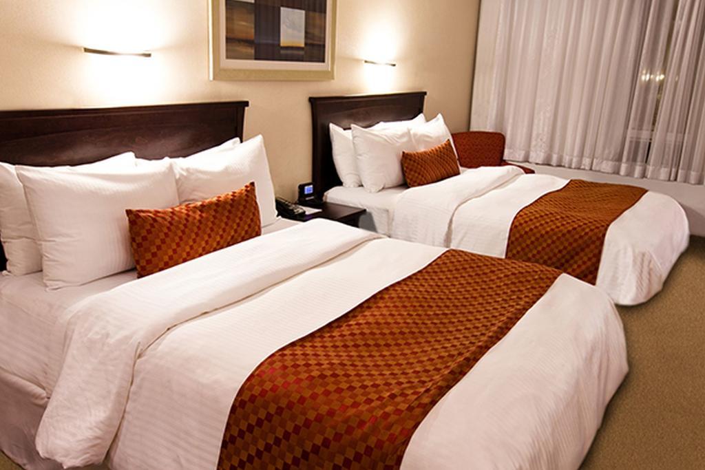 Fantasyland Hotel Эдмонтон Экстерьер фото