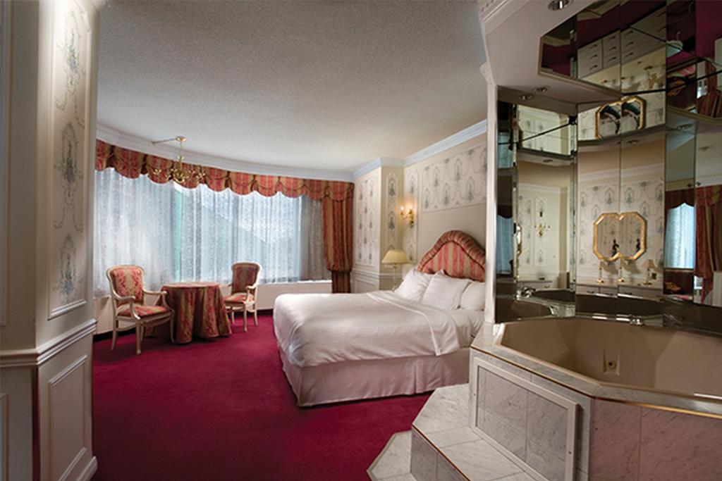 Fantasyland Hotel Эдмонтон Экстерьер фото