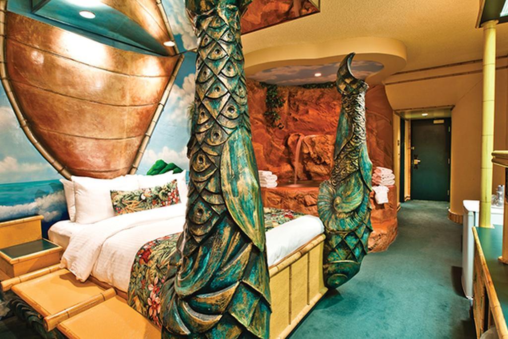 Fantasyland Hotel Эдмонтон Экстерьер фото
