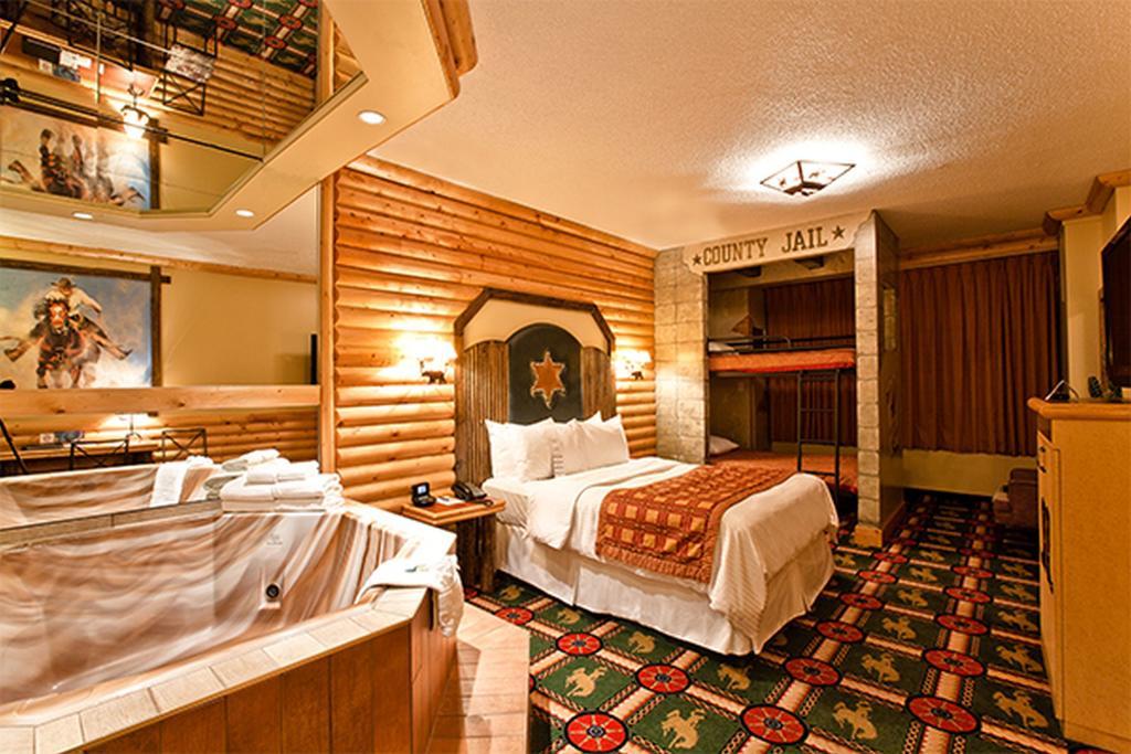 Fantasyland Hotel Эдмонтон Экстерьер фото