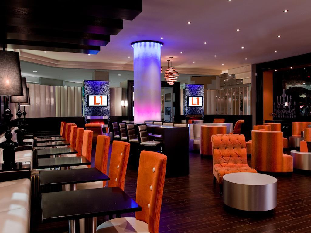 Fantasyland Hotel Эдмонтон Экстерьер фото