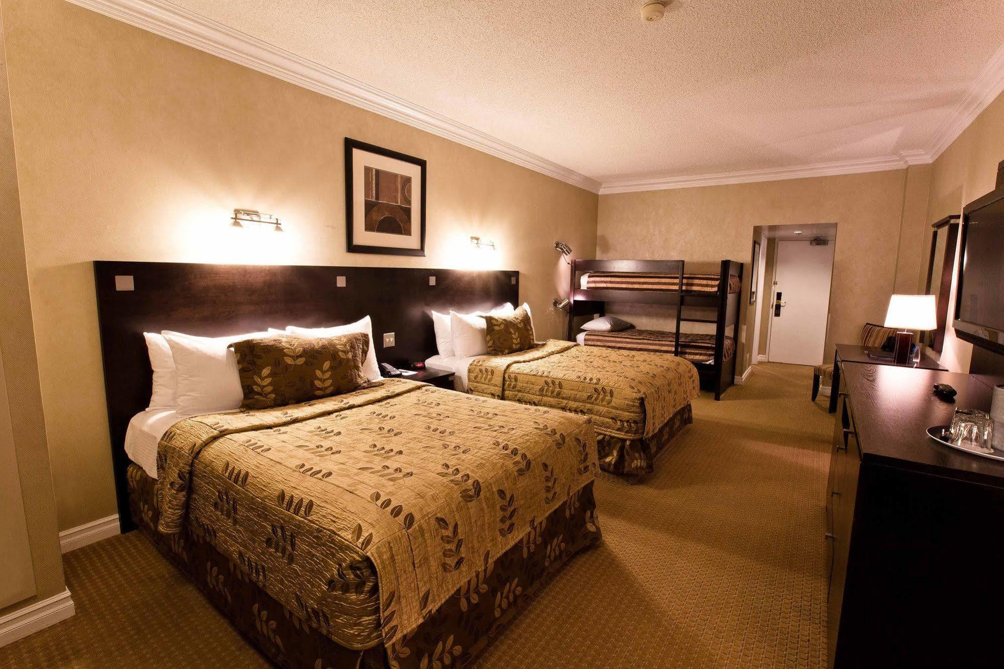 Fantasyland Hotel Эдмонтон Экстерьер фото