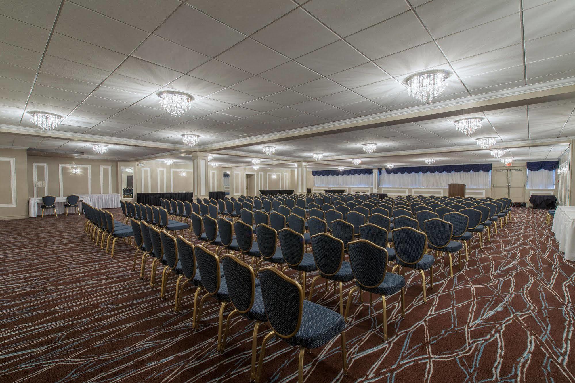 Fantasyland Hotel Эдмонтон Экстерьер фото