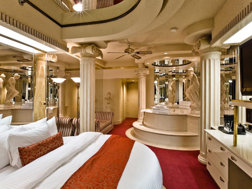 Fantasyland Hotel Эдмонтон Экстерьер фото