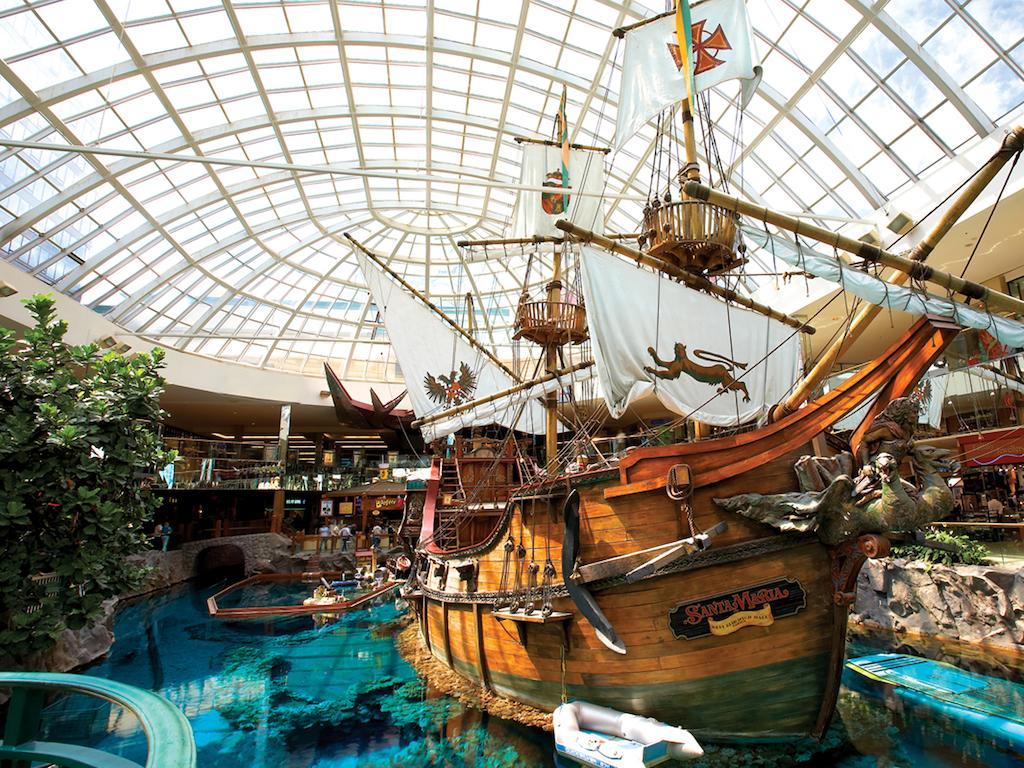 Fantasyland Hotel Эдмонтон Экстерьер фото