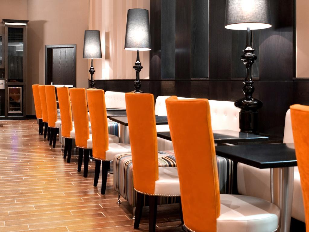 Fantasyland Hotel Эдмонтон Экстерьер фото