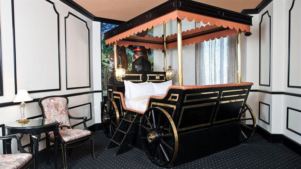 Fantasyland Hotel Эдмонтон Экстерьер фото