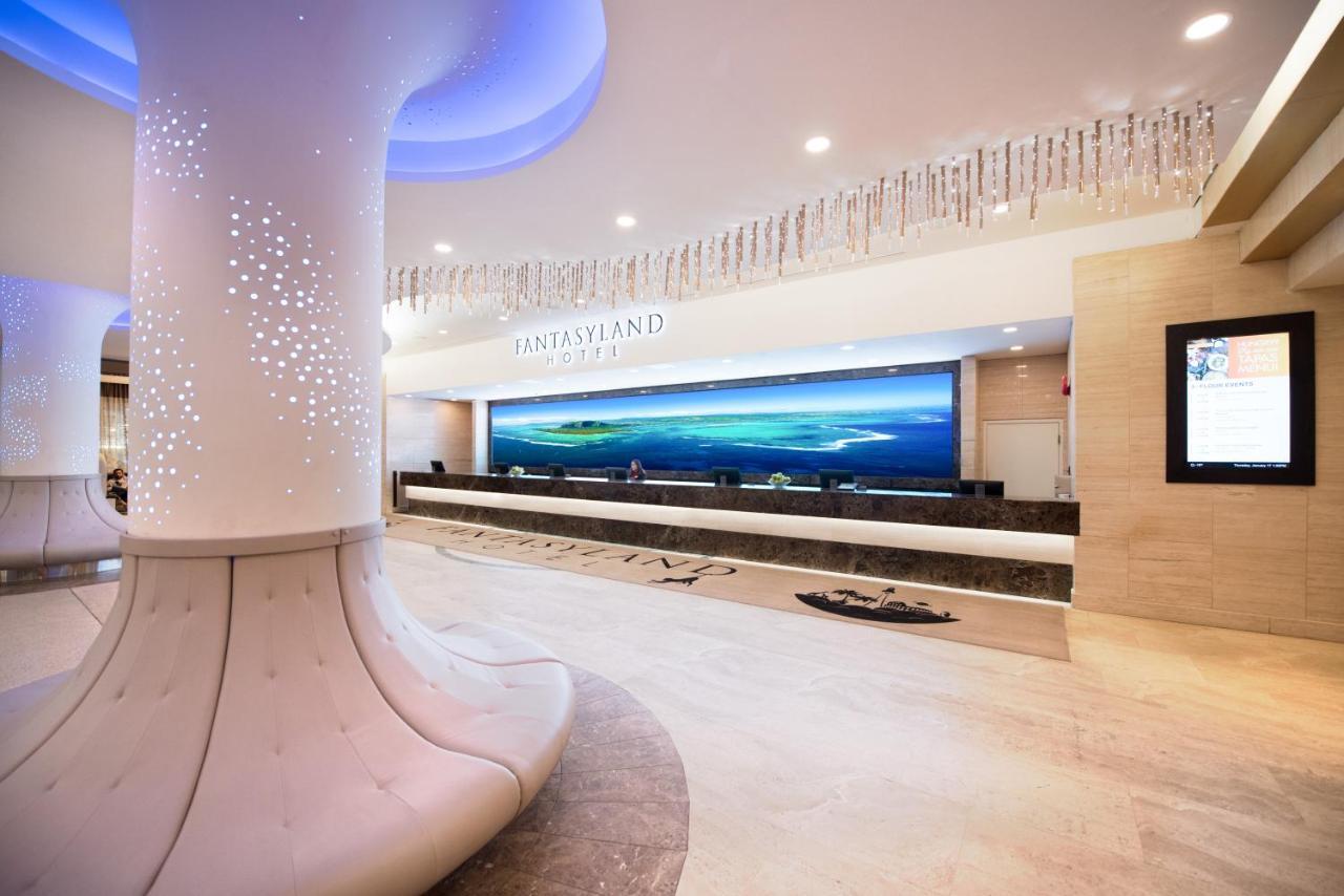Fantasyland Hotel Эдмонтон Экстерьер фото